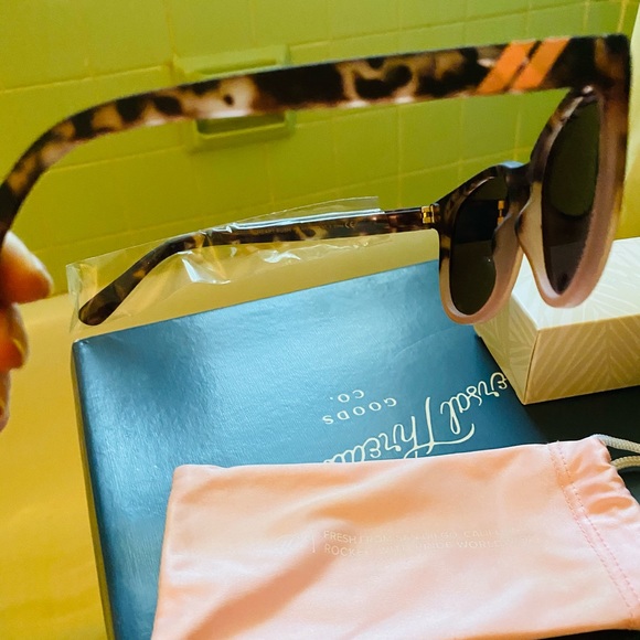 Copper lenses with pink tortoise rims - Picture 2 of 3